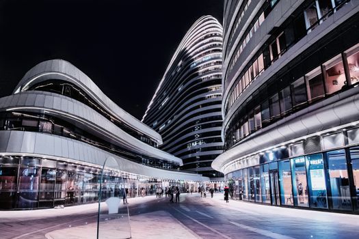 在北京标志性的城市景观中，探索夜空下引人注目的现代建筑