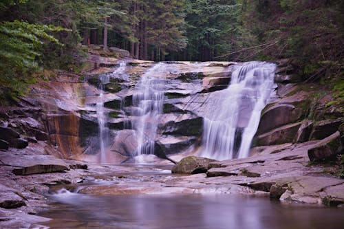 瀑布和河流被樹木環繞的岩石