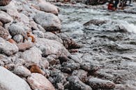 达兰萨拉岩石河岸的风景