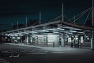 斯特拉斯堡公交车站夜间灯火通明，展现了现代城市建筑的风貌