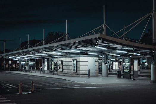 斯特拉斯堡公交车站夜间灯火通明，展现了现代城市建筑的风貌