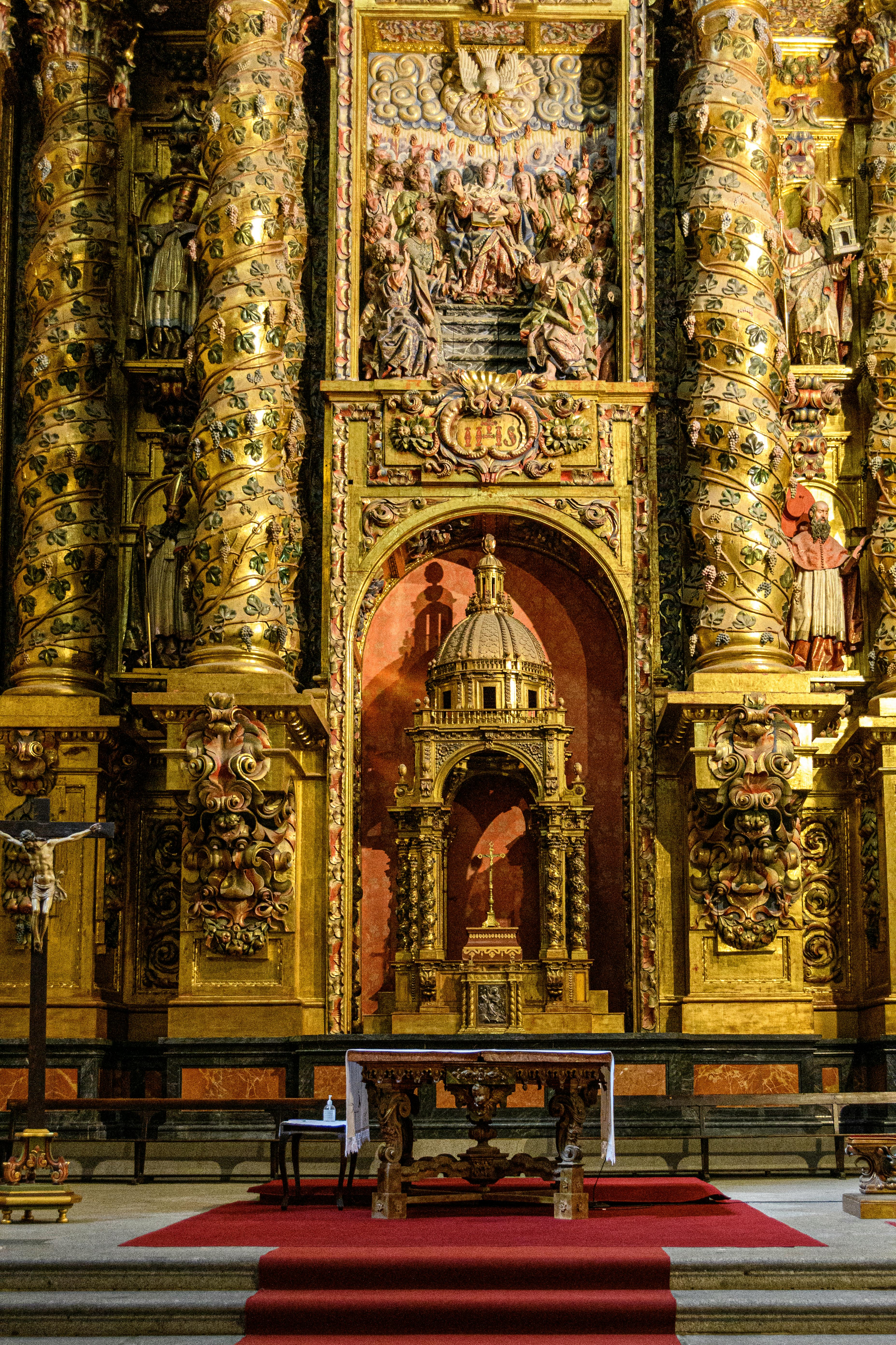 golden wall behind altar in la clerecia in salamanca