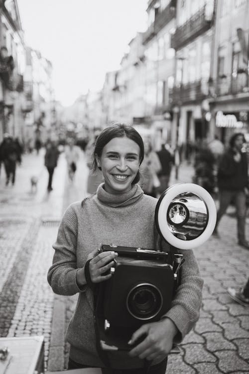 Δωρεάν στοκ φωτογραφιών με ασπρόμαυρο, γυναίκα, κάμερα