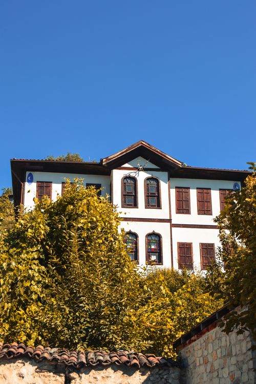 Free A beautiful Ottoman-style house with traditional design, set against a vibrant blue sky. Stock Photo