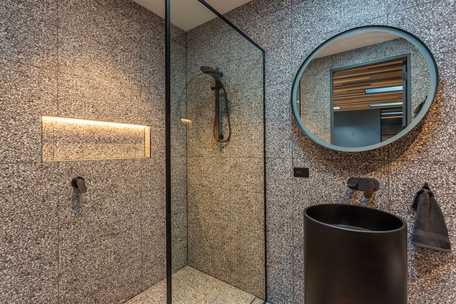 <b>Inspirasi Desain Kamar Mandi Minimalis dengan Cermin Besar</b> <b>Inspirasi Desain Kamar Mandi Minimalis dengan Cermin Besar</b>