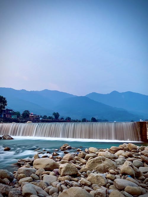 คลังภาพถ่ายฟรี ของ ธรรมชาติที่สวยงาม, น้ำตก, ภูเขาสีน้ำตาล