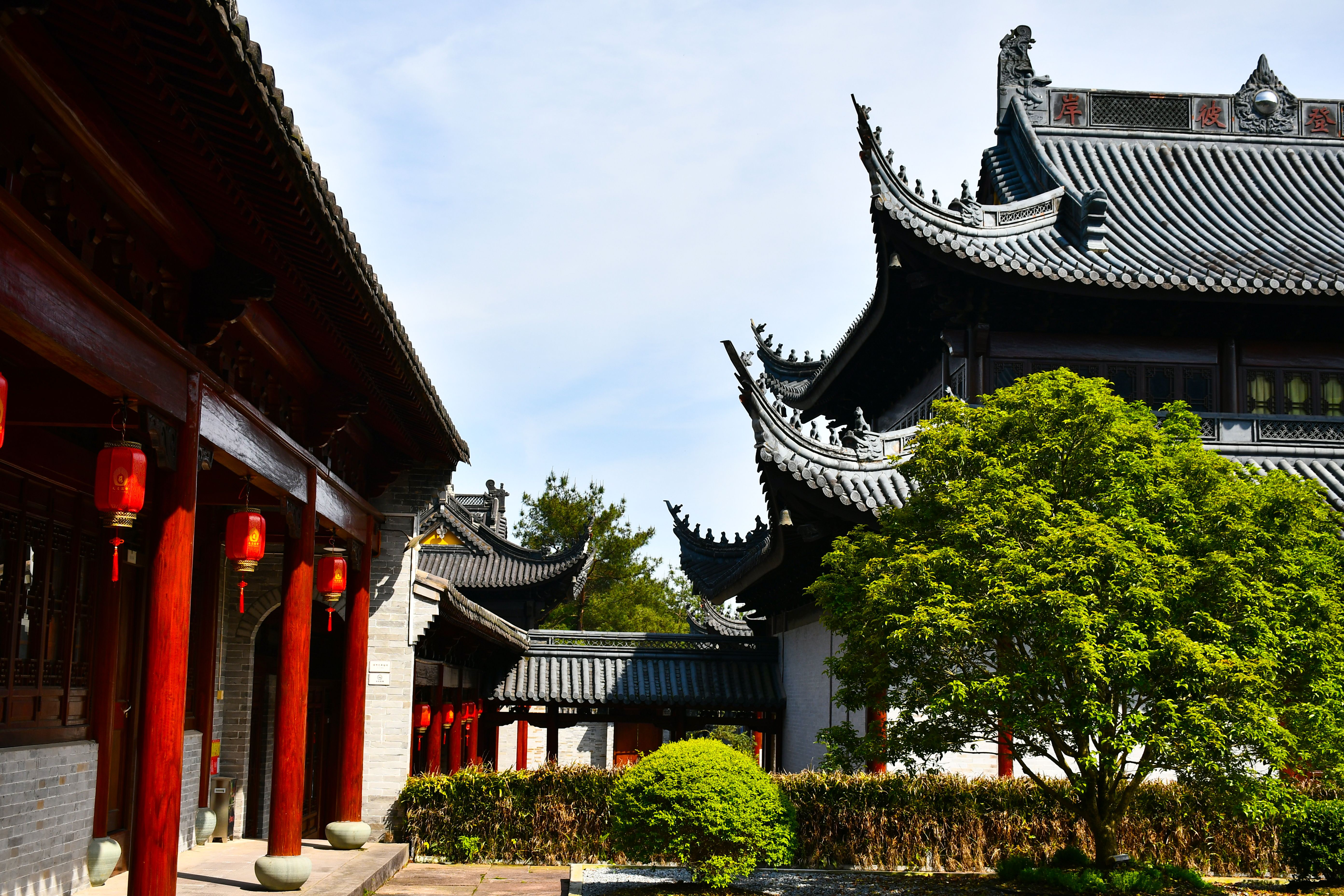 A chinese building with red and white pillars · Free Stock Photo
