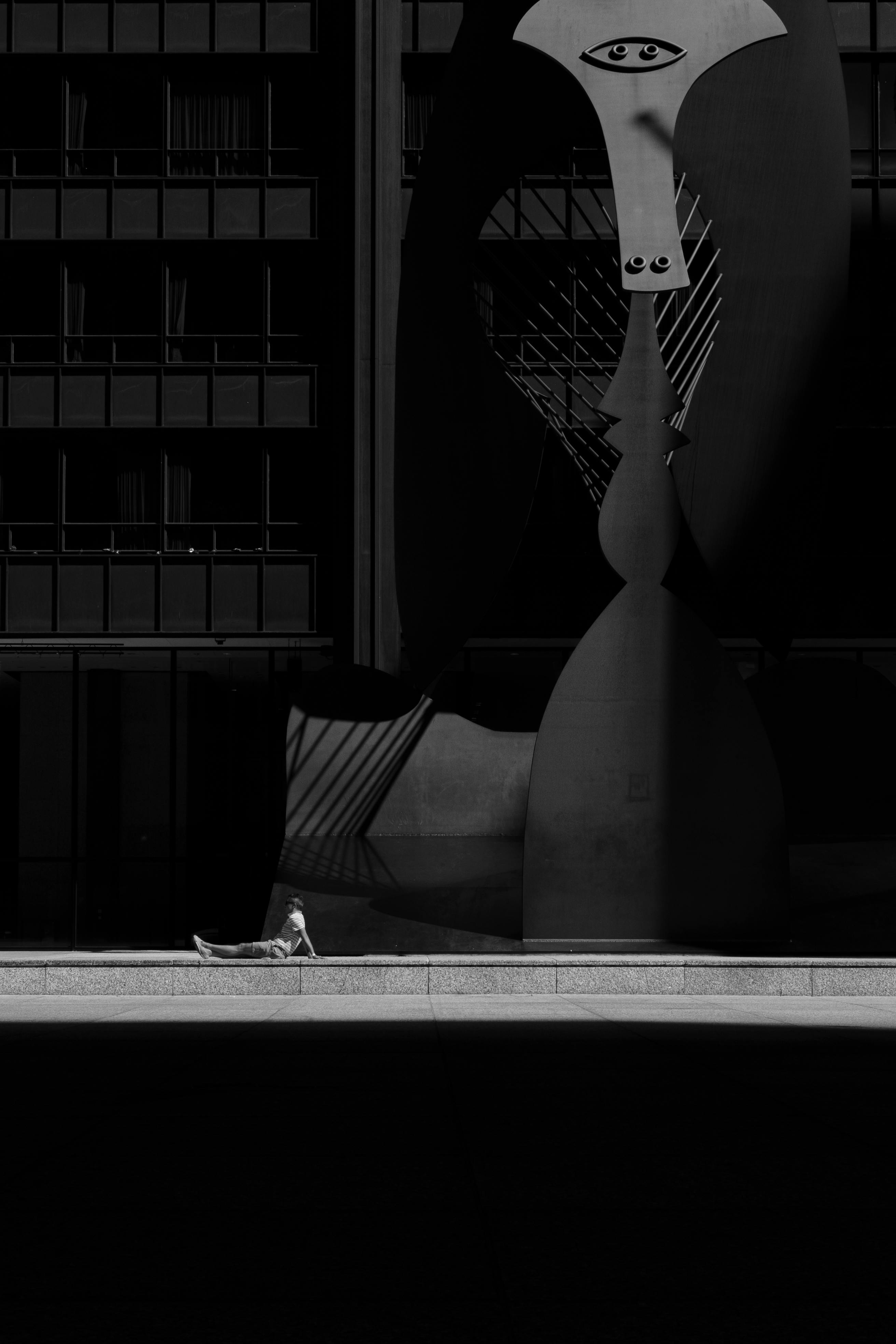 무료 예술 조각 위에서 아침 햇살을 받으며 휴식을 취하는 남자 스톡 사진