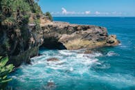 印度尼西亚巴厘岛拥有美丽的岩石海岸线，那里波涛汹涌，绿树成荫，非常适合旅行爱好者