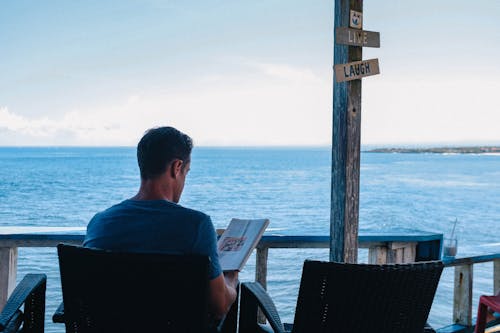 Hombre Leyendo Un Libro