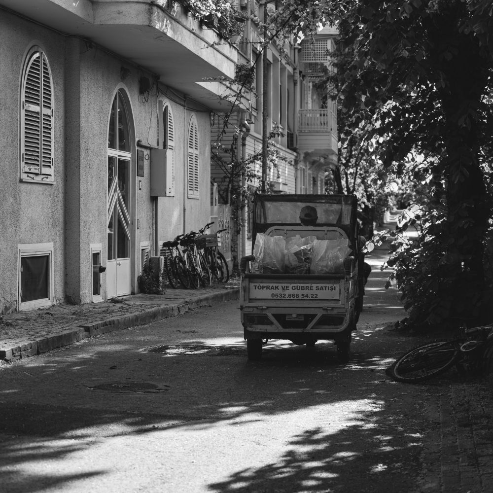 Willesden — man and van team loading a removal van
