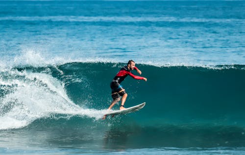 Homem Na Prancha De Surf