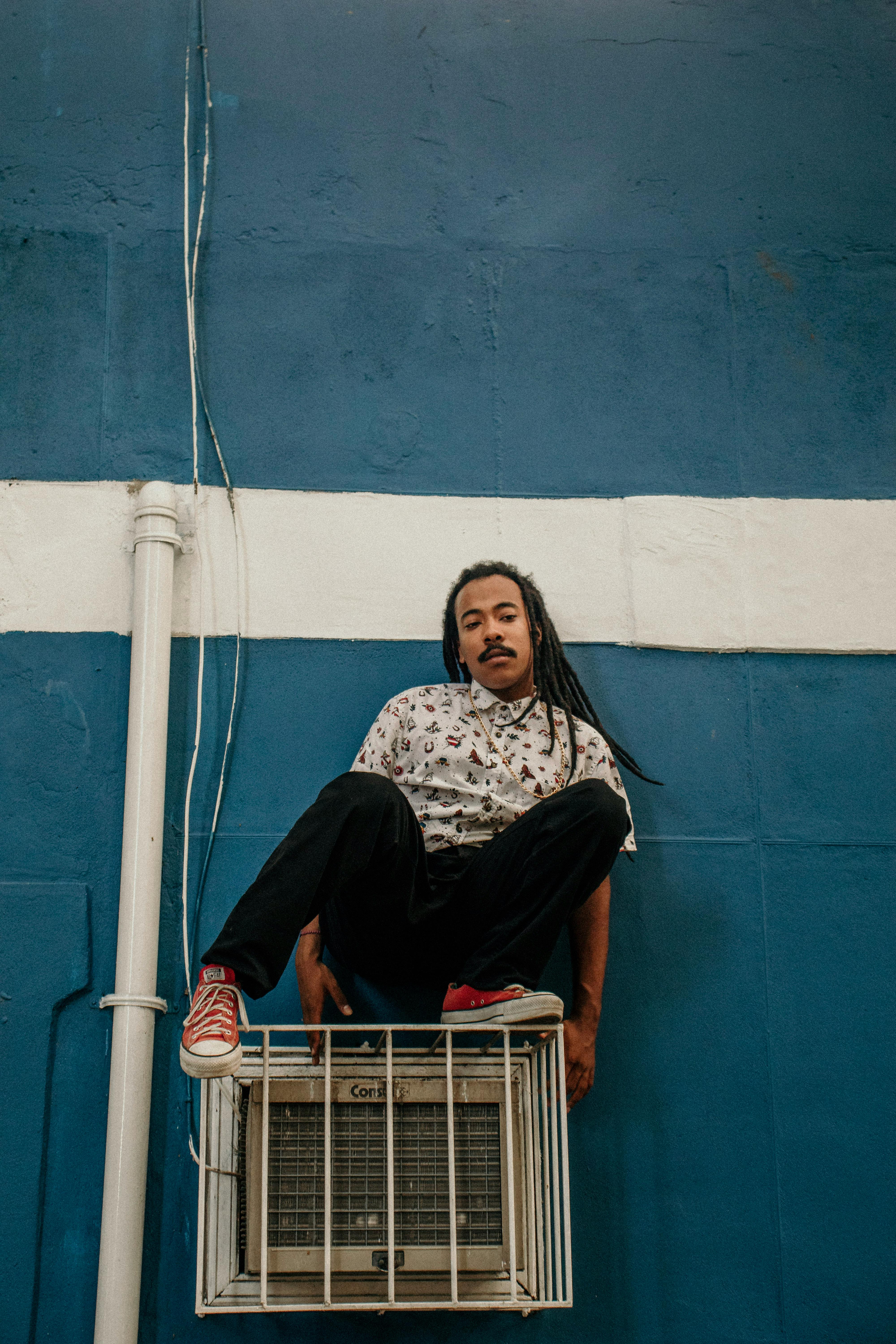 Zadarmo Fotobanka s bezplatnými fotkami na tému aircon, černoch, červené topánky Fotka z fotobanky