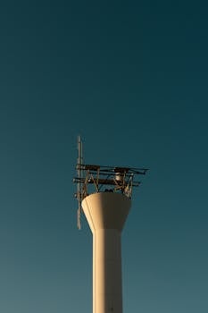 一座为工业用途设计的时尚通讯塔，在晴朗的天空下轮廓分明