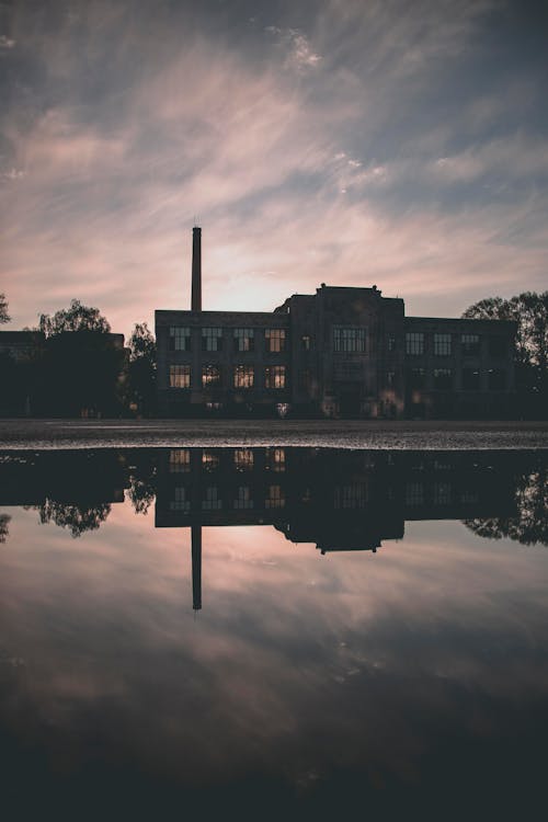 Free Building Reflected on Water Stock Photo