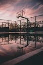 日落时分，篮球场的倒影营造出宁静的城市景观