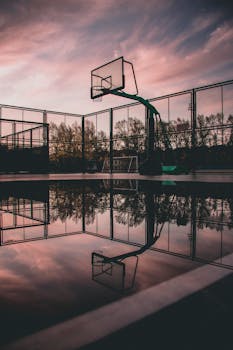 日落时分，篮球场的倒影营造出宁静的城市景观