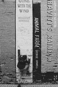 一个人爬上了绘有城市街头艺术风格著名书名的墙壁