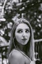 一位女性回顾户外的黑白特写肖像，展现了优雅与美丽
