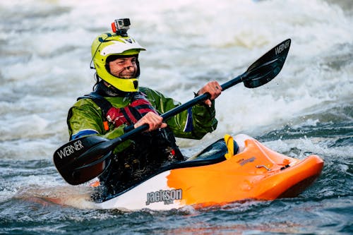 Zdjęcie Uśmiechniętego Człowieka Kajakiem Whitewater