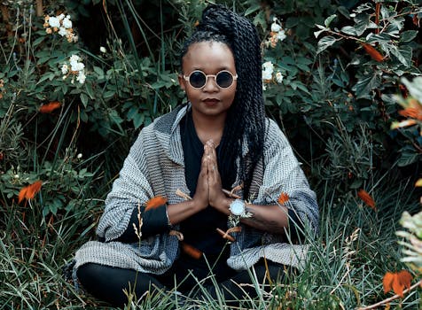 在郁郁葱葱的约翰内斯堡花园里，一个女人正在户外冥想