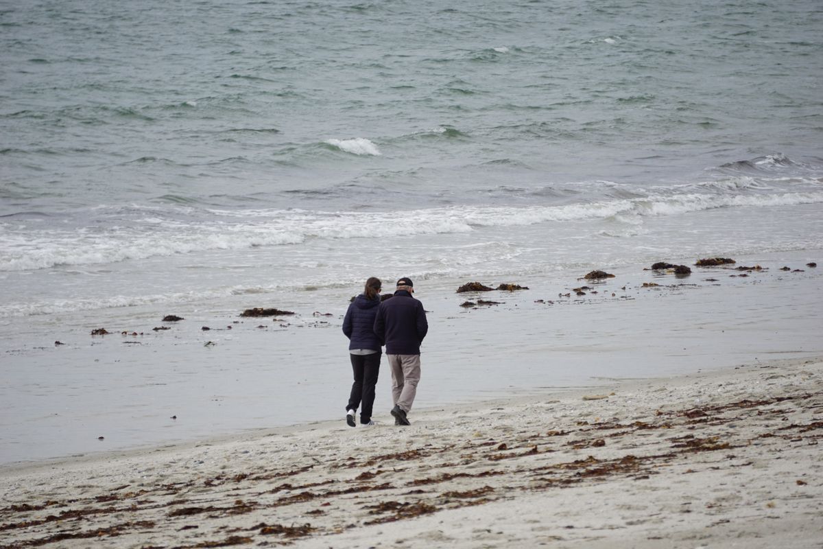 Pareja caminando por la playa