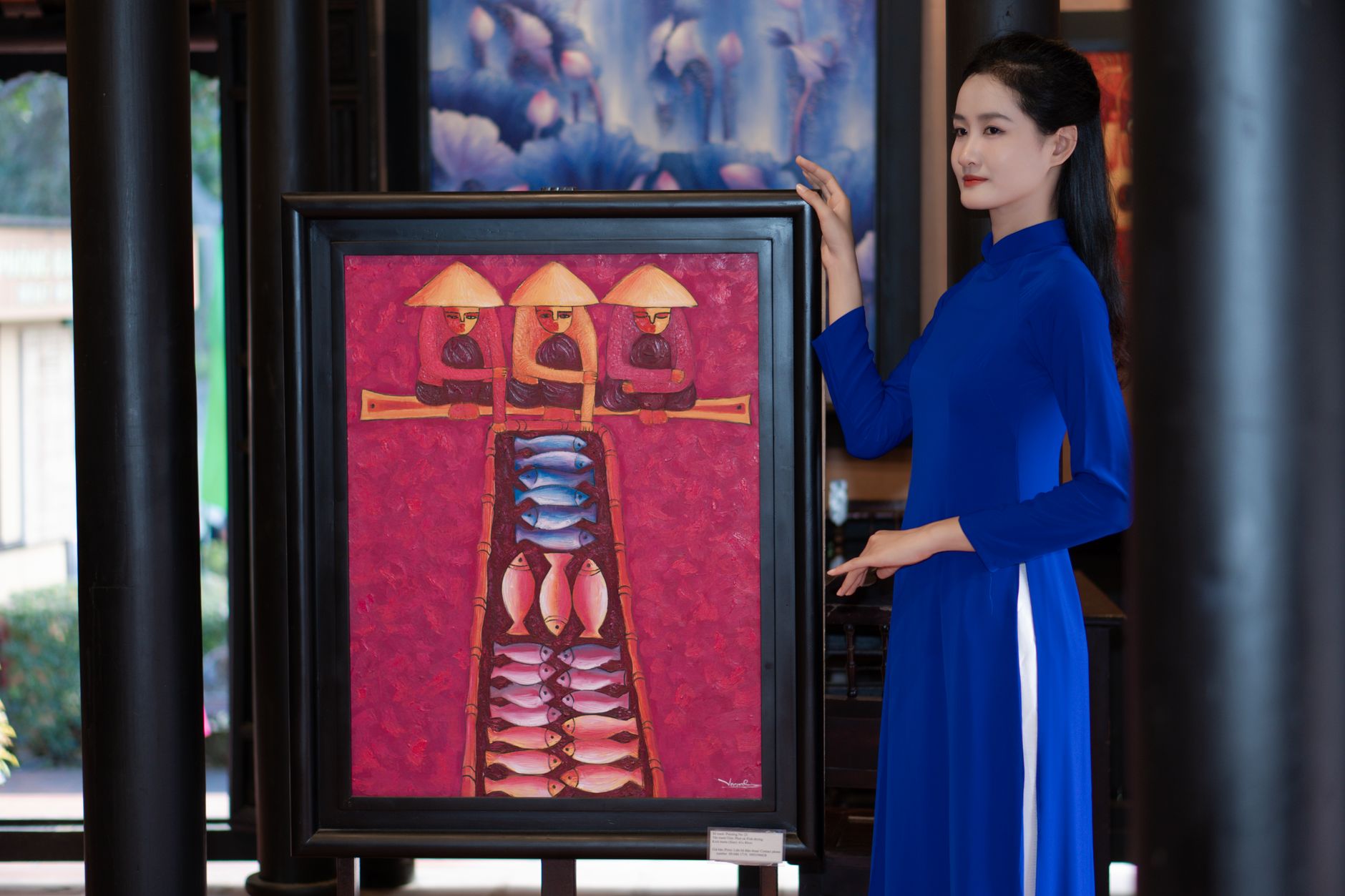 Tranh minh họa gà trống trong sân làng Đông Nam Á, khán giả đứng xa và ánh sáng chiều dịu