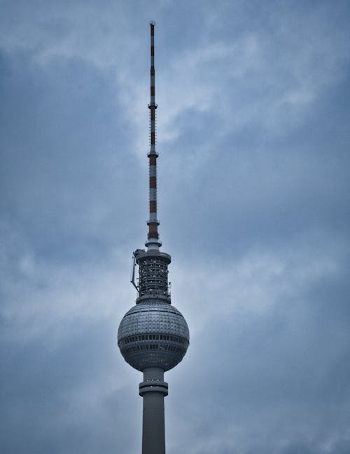 Kış 3'te Berlin Televizyon Kulesi'nin Görünümü