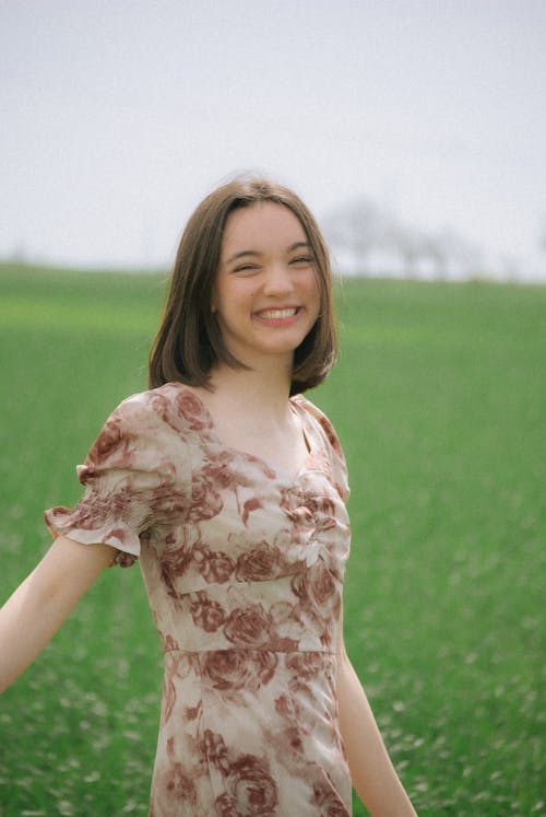 Základová fotografie zdarma na téma hnědé vlasy, hřiště, louky