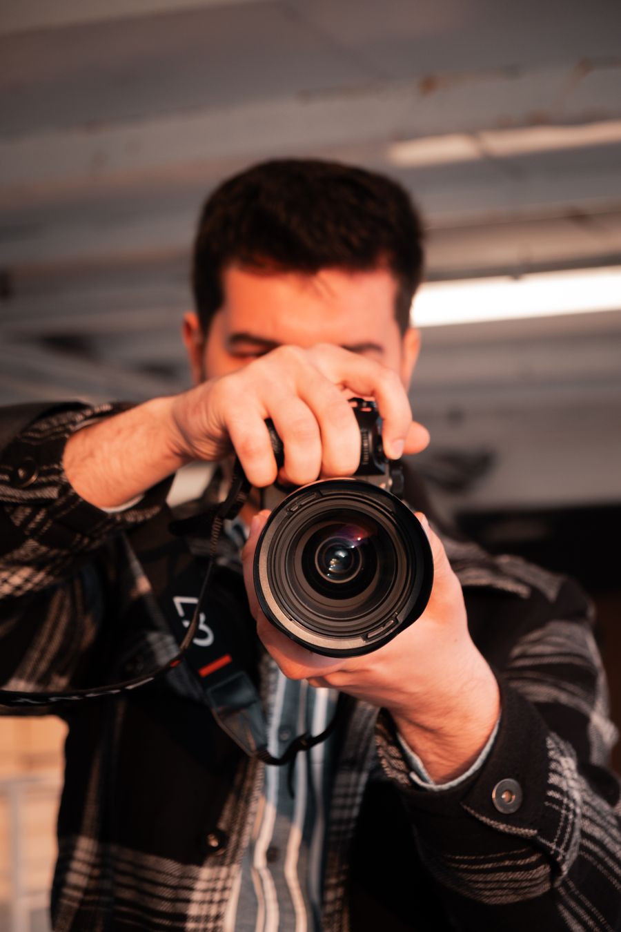 Photographer framing a shot straight down the lens — photo by Zişan Özdemir on Pexels