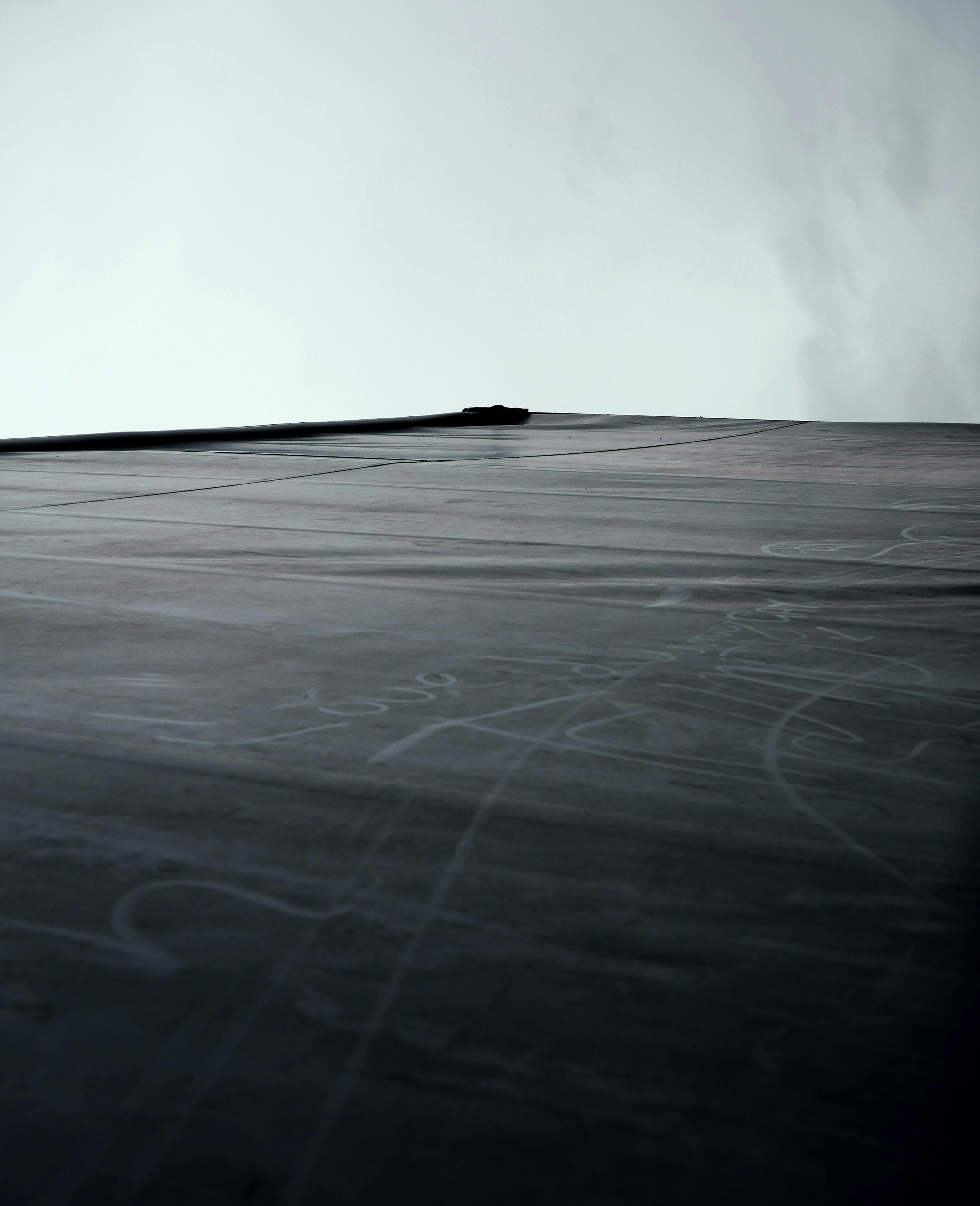 抽象单色照片通过强调天空与结构的对比，营造出极简主义的场景