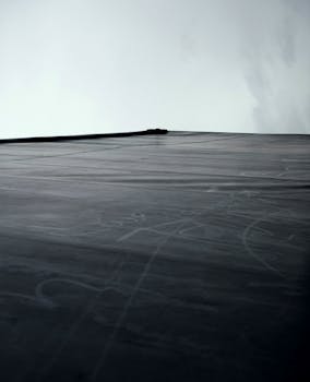 抽象单色照片通过强调天空与结构的对比，营造出极简主义的场景