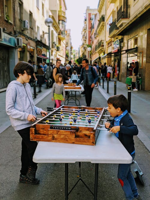 бесплатная Двое детей, играющих на столе Стоковое фото