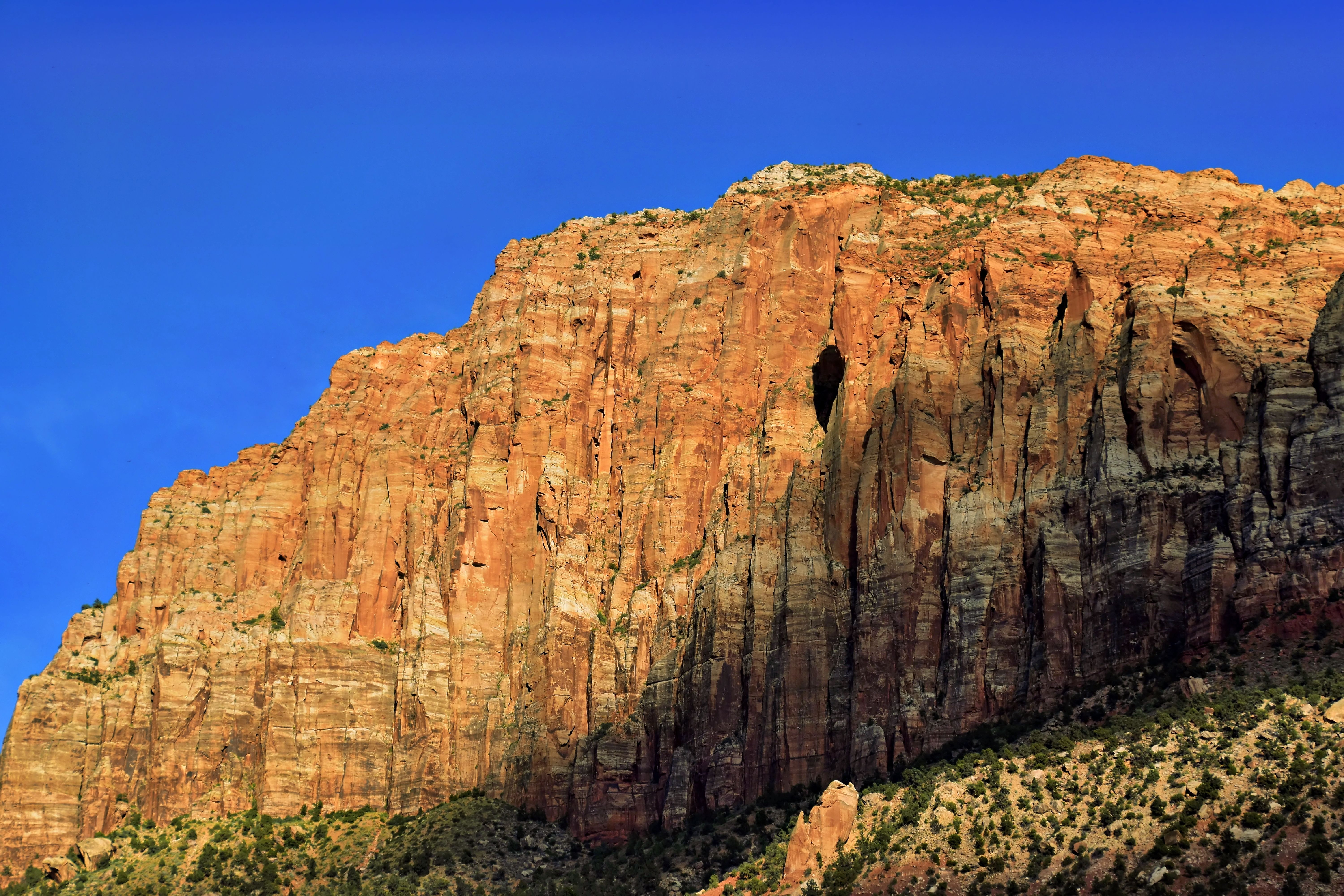 A large rock formation in the desert · Free Stock Photo