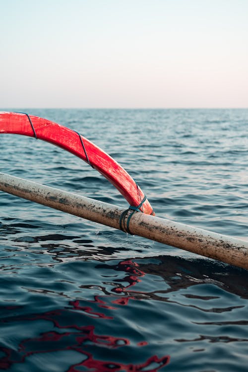 Bateau Gris Et Rouge Sur Mer