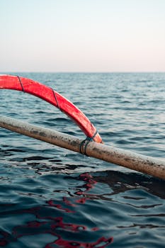 平静海面上的传统木船，映衬着热带天堂的景致