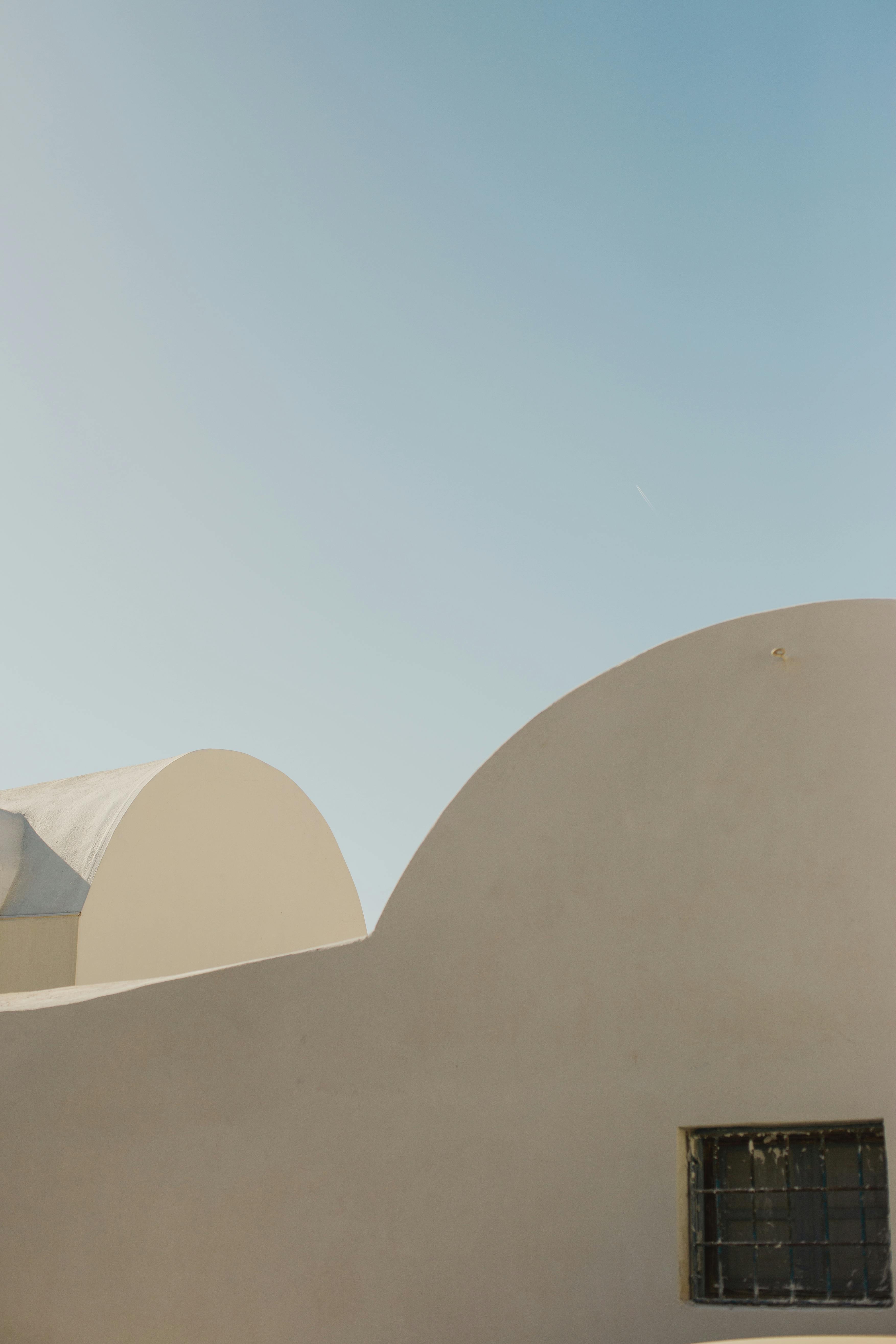 ingyenes Egy derűs minimalista építészeti jelenet ívelt kupolákkal a tiszta kék ég előtt. Stockfotó