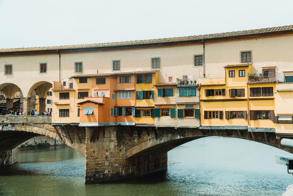 Podul Ponte Vecchio peste râul Arno, în Florența
