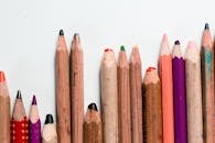各种彩色铅笔排列整齐的特写，展现了充满活力的创造力