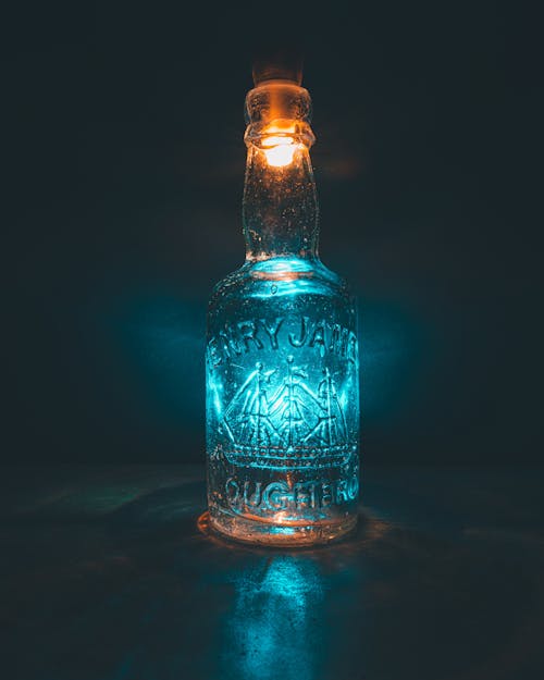 Foto profissional grátis de Antiguidade, frasco, garrafa de vidro antiga