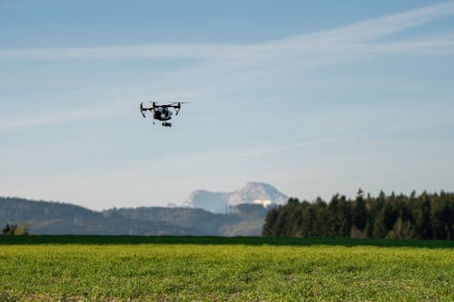Drone Hitam Terbang Di Dataran