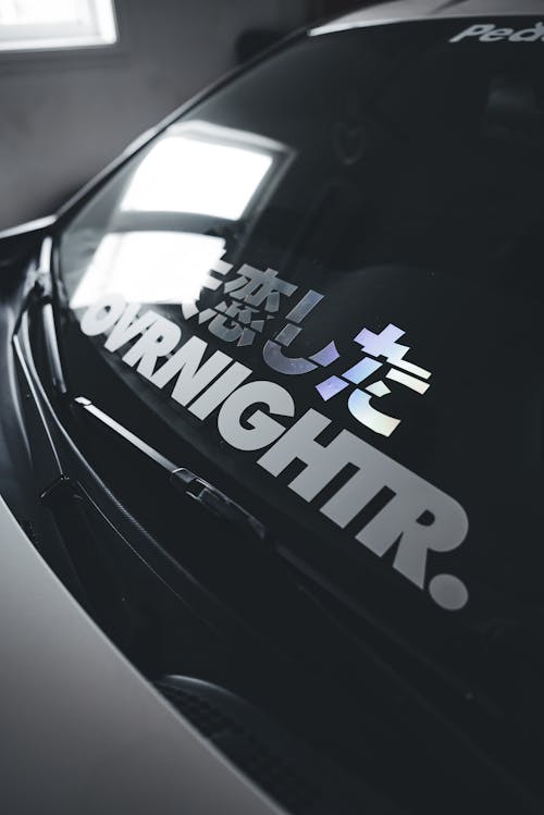 A car with the words strongr on it