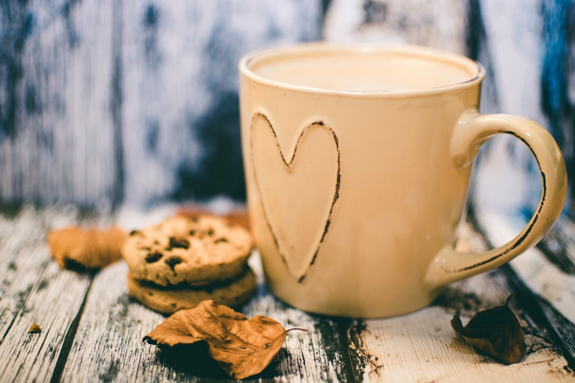 Tasse Coeur En Céramique Beige Avec Café à Côté De La Nourriture Pour Biscuits