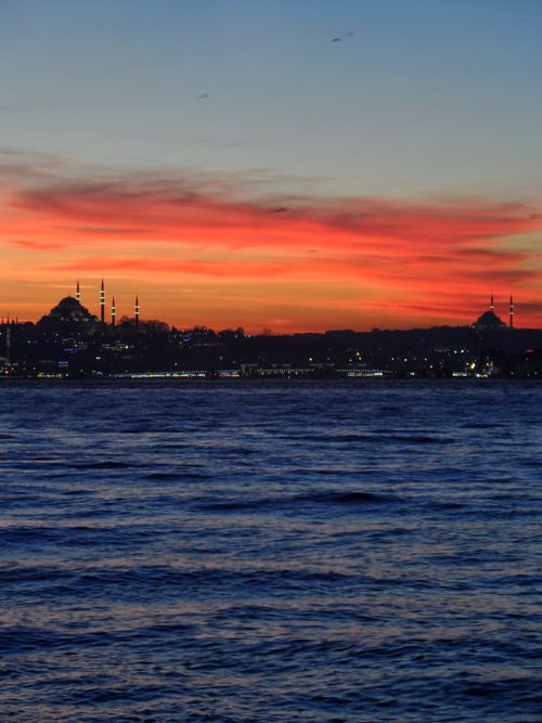 Free Mesmerizing view of Istanbul's silhouette and vibrant sunset over the sea, capturing the city's iconic skyline. Stock Photo