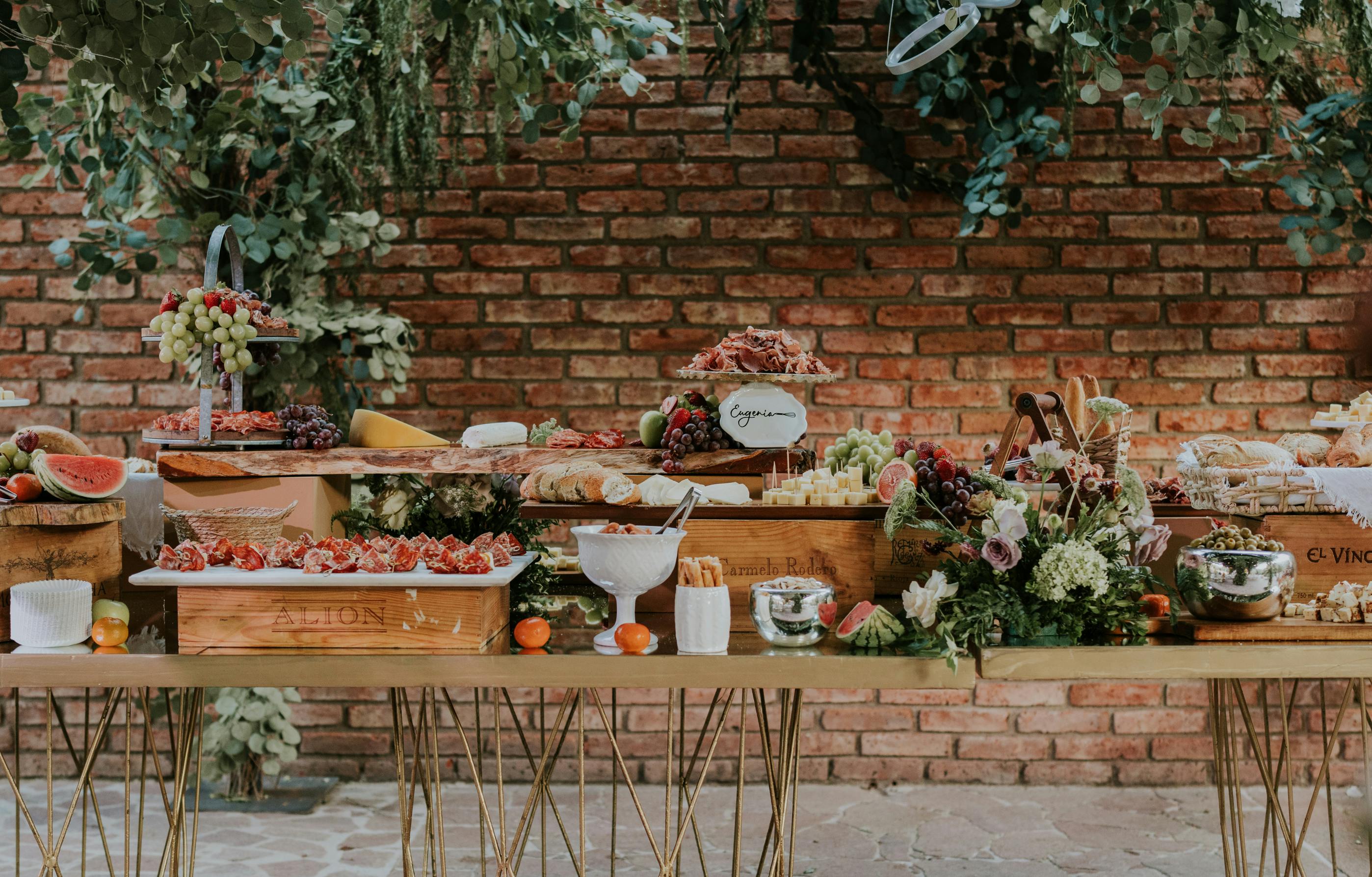 Mesa con opciones de comida casera y delivery