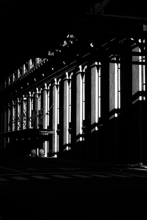 Luz Que Proyecta Sombras Interesantes Sobre El Hotel