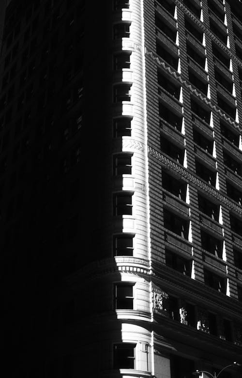 Light and shadow splitting building