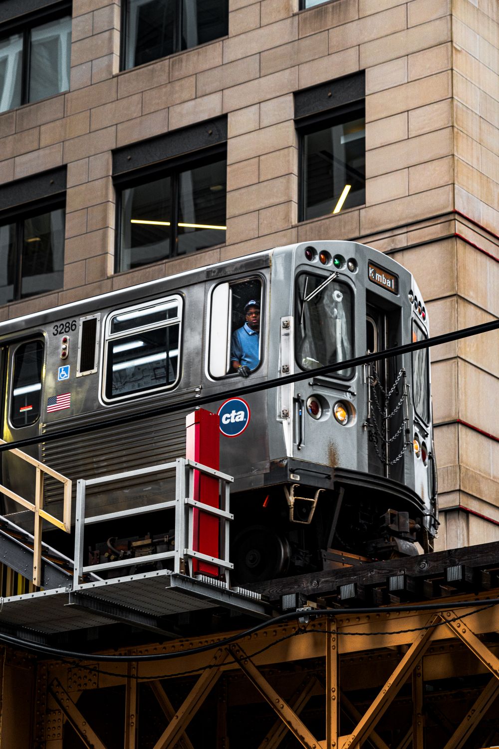 Cta Rpm Train Low Angle Shot of the CTA Train in Chicago · Free Stock Photo