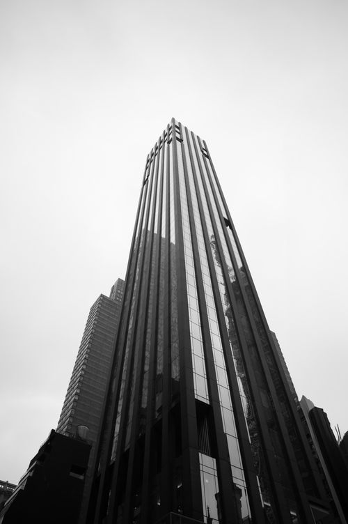 Free Black and white photo of a modern skyscraper in New York City, emphasizing urban architecture. Stock Photo