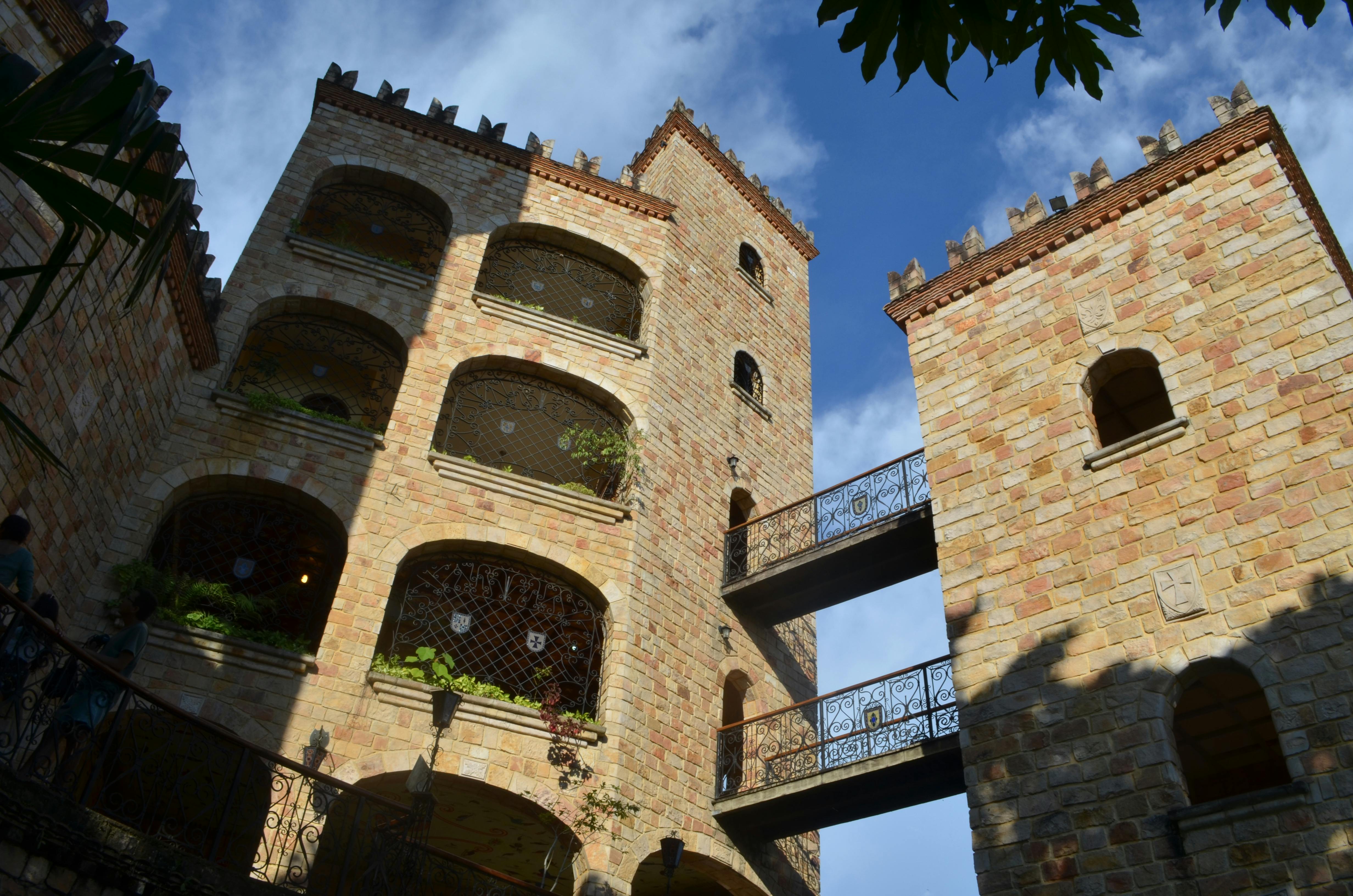 Castelo gótico com muros de pedra, simbolizando proteção patrimonial e segurança.